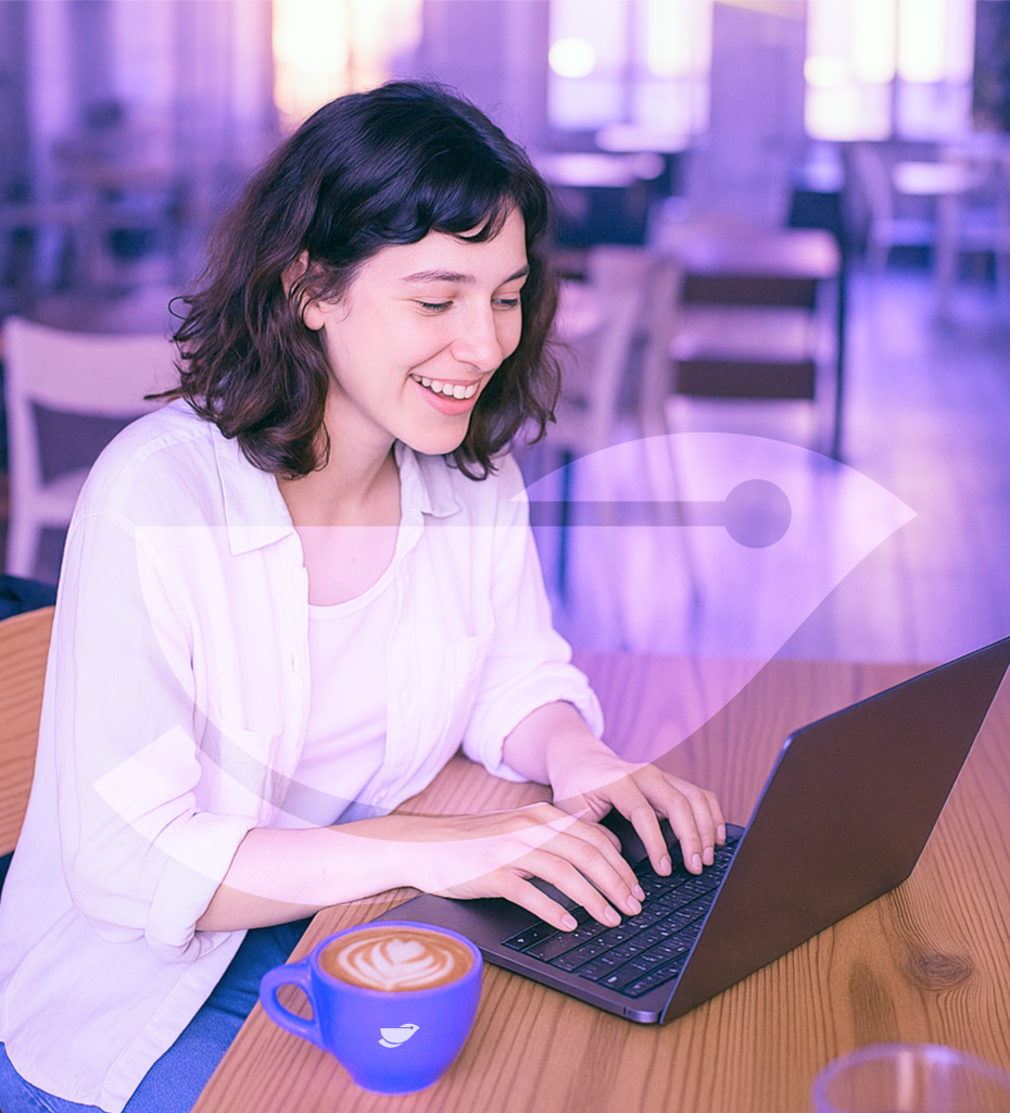 Imagem de uma mulher adulta com um celular em mãos. Texto sobre imagem: Sua caixa de entrada robusta, segura e confiável